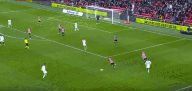 爱德华兹半场12分4失误，兰德尔10中5拿到14分