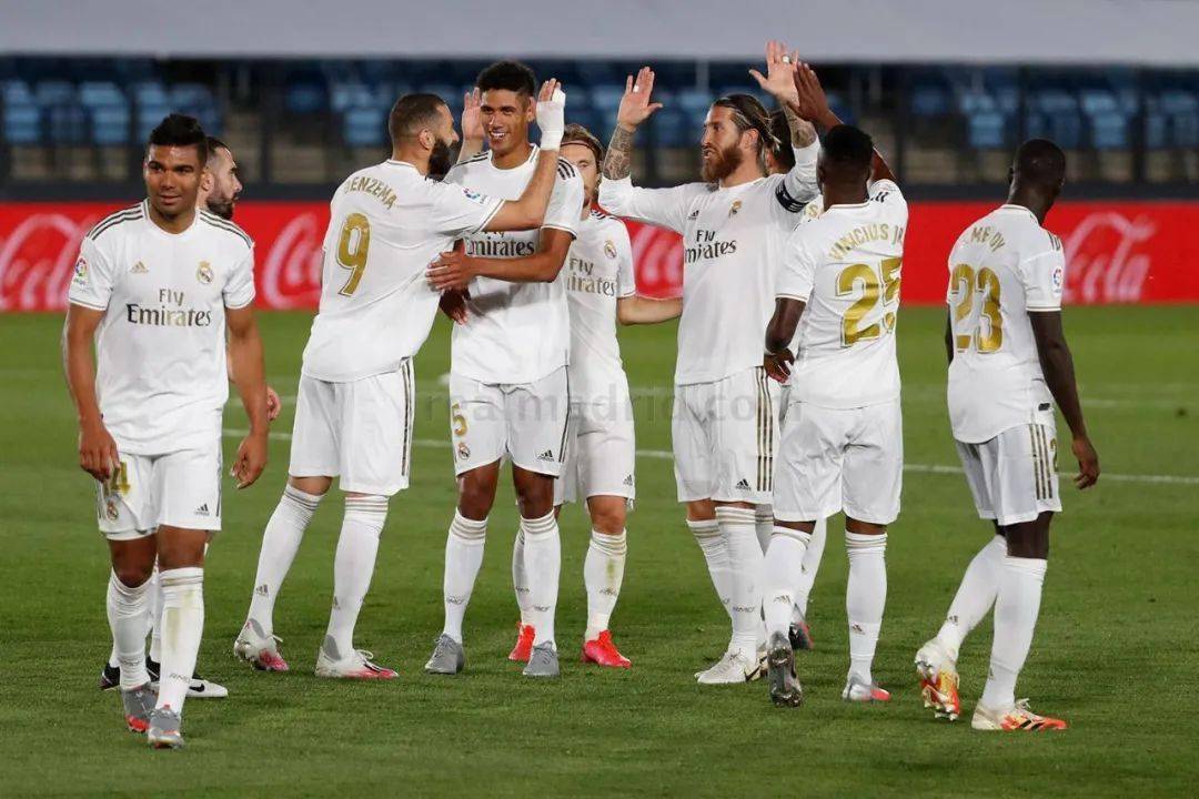 英超受大雪影响多场比赛延期（暴雪致英超多场比赛推迟）