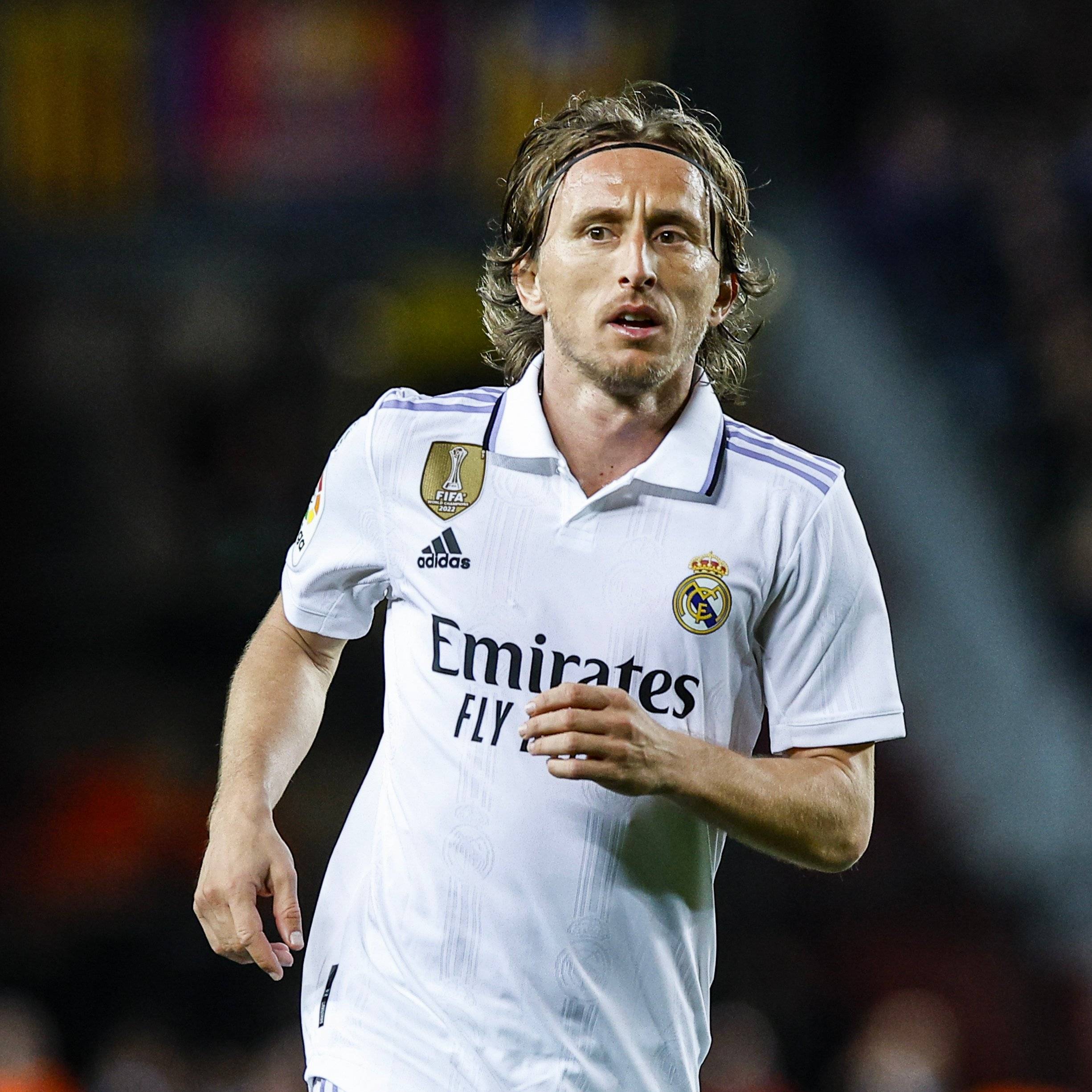 俄极限运动员挑战在1800米高空踢球，进球后做出C罗庆祝动作