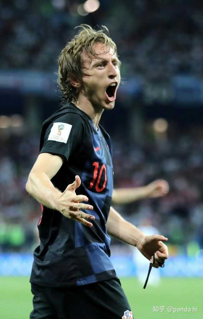 解锁体验卡，英乙比赛中裁判受伤，一球迷走下看台参与执法